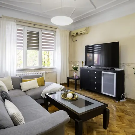 Aristocratic 2 Bedroom Flat Next To Ndk Apartman *