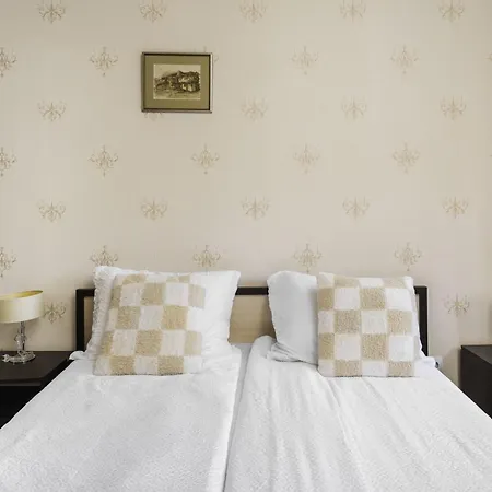 Aristocratic 2 Bedroom Flat Next To Ndk Apartman